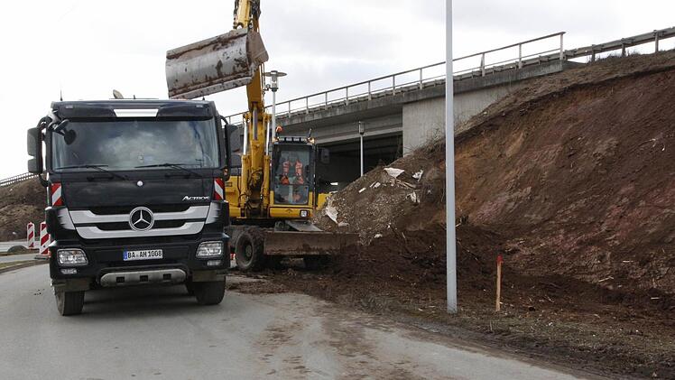 In Forchheim räumen die Bagger das Feld für die Arbeiten an den Brückenbauwerken frei.
