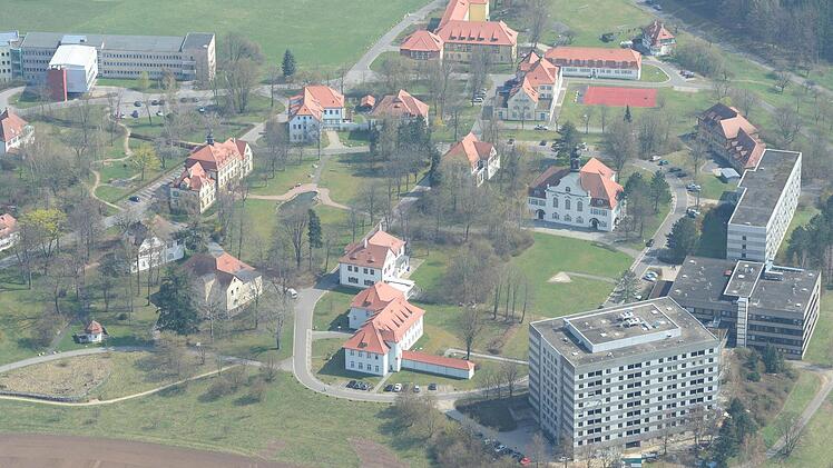 Das Bezirksklinikum Obermain muss zwei seiner Kliniken abgeben nach Scheßlitz und nach Bamberg.  Archivbild: Ronald Rinklef
