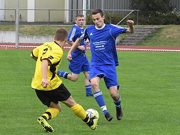 Ramsthals Robin Söder (blaues Trikot), dessen großes Vorbild Lukas Podolski ist, ist hier im Hinspiel beim Post SV Bad Kissingen am Ball. Foto: Hopf