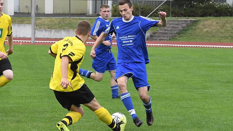 Ramsthals Robin Söder (blaues Trikot), dessen großes Vorbild Lukas Podolski ist, ist hier im Hinspiel beim Post SV Bad Kissingen am Ball. Foto: Hopf