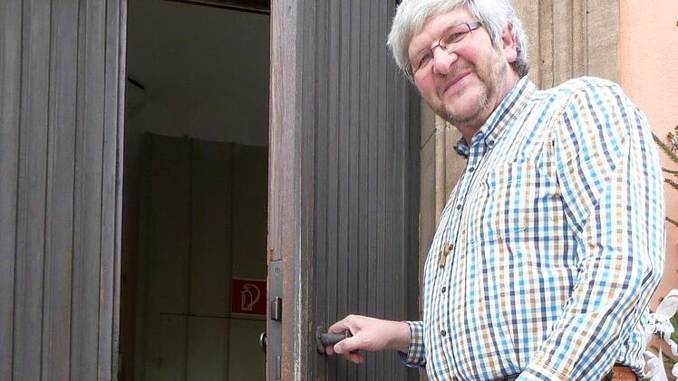 Pfarrer Stefan Schleicher öffnet die Tür zur Christuskirche. Dort findet heuer seine erste Osternachtsfeier in Neuenmarkt statt, wo er seit hundert Tagen im Amt ist. Foto: Werner Reißaus