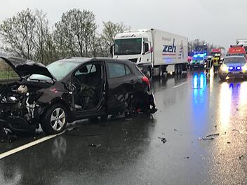 Mehrere Fahrzeuge wurden bei dem Unfall auf der A6 schwer beschädigt. Von den beteiligten Personen wurde aber niemand schwer verletzt. Foto: NEWS5 / Herse
