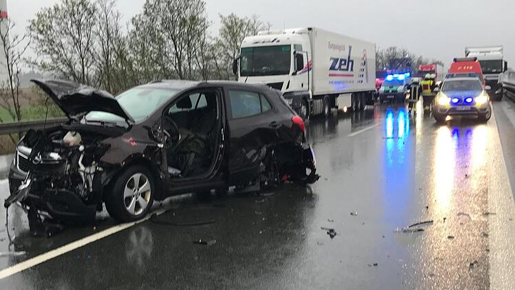 Mehrere Fahrzeuge wurden bei dem Unfall auf der A6 schwer beschädigt. Von den beteiligten Personen wurde aber niemand schwer verletzt. Foto: NEWS5 / Herse