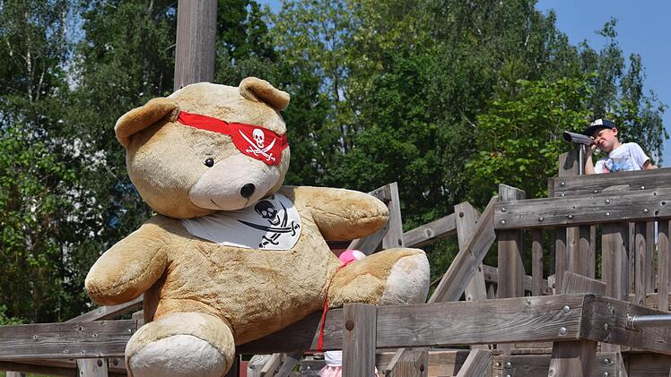 "Piraten ahoi" hie&szlig; es bei der diesj&auml;hrigen Spielzeugrallye im Freizeitpark Villeneuve-sur-Lot  -  deshalb haben sich auch gro&szlig;e Pl&uuml;schb&auml;ren dem Anlass entsprechend in Schale geworfen. Foto: Daniela Pondelicek