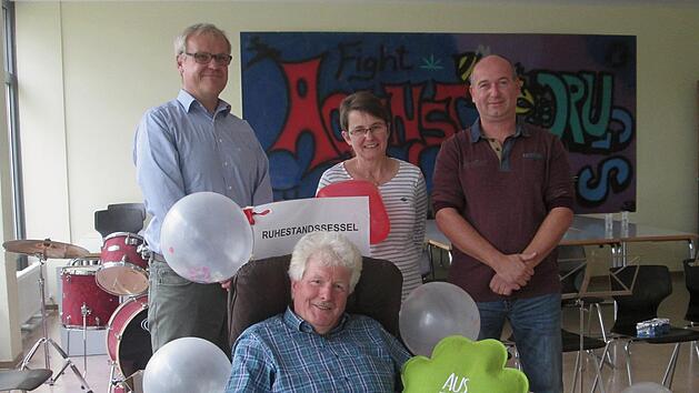 In den Ruhestand begleiteten Richard Bahn (Mitte) die guten W&uuml;nsche von (von links) Direktor Christian B&uuml;chner, Gattin Isolde Bahn und Nachfolger Matthias Lell sowie die gesamte Belegschaft der Jakob-Kaiser-Realschule in Hammelburg. Winfried Ehling