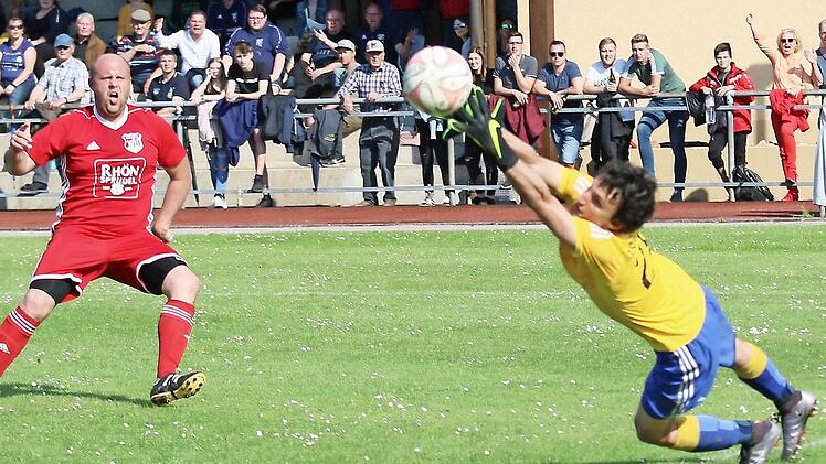 Alexander Frank zum Zweiten: Eiskalt zirkelt er den Ball vorbei am Prappacher Torwart Maximilian Linz zum 3:2. Fotos: rn