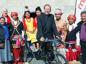 Schwester Cecilia Sad, Ernst Klimek von den Zubzas (v. l.) und Monsignore Wolfgang Huber (4. v. r.) waren mit den "Khublei Dancers" nach Herzogenaurach gekommen.    Foto: Richard Sänger