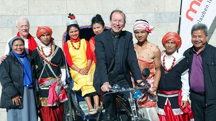 Schwester Cecilia Sad, Ernst Klimek von den Zubzas (v. l.) und Monsignore Wolfgang Huber (4. v. r.) waren mit den "Khublei Dancers" nach Herzogenaurach gekommen.    Foto: Richard Sänger