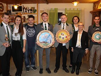 Das neue Königshaus von Rothhausen (von links): Yannick Grünewald (Sieger im Preisschießen), 1. Ritterin und Gauschützenkönigin Jennifer Beck, 2. Ritter Holger Krug, Schützenkönig Rene Weimann, Dominik Englert (Sieger des Bürgerschießens), Schützenmeisterin Nadine Müller, stellv. Bürgermeisterin Judith Dekant und Jugendkönig Leonard Terwart. Daniel Wiener