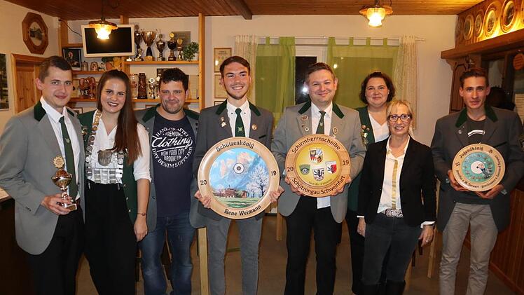 Das neue Königshaus von Rothhausen (von links): Yannick Grünewald (Sieger im Preisschießen), 1. Ritterin und Gauschützenkönigin Jennifer Beck, 2. Ritter Holger Krug, Schützenkönig Rene Weimann, Dominik Englert (Sieger des Bürgerschießens), Schützenmeisterin Nadine Müller, stellv. Bürgermeisterin Judith Dekant und Jugendkönig Leonard Terwart. Daniel Wiener
