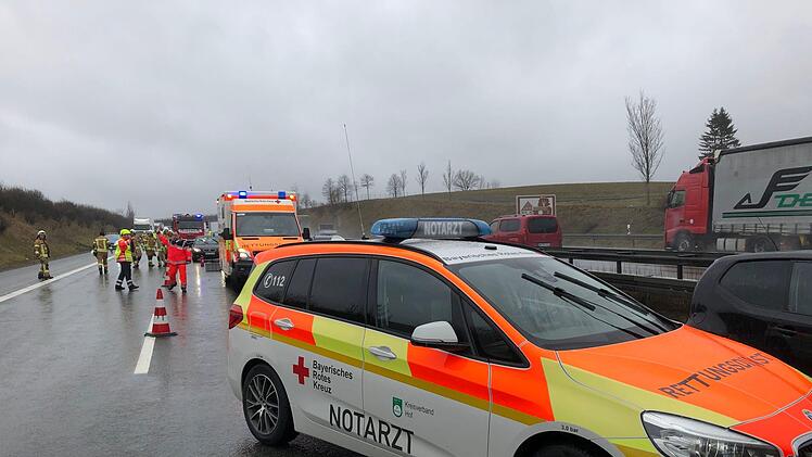 Unfall auf A9: Acht bis neun Autos verunglückten am Freitagnachmittag auf der Autobahn bei Münchberg. Foto: NEWS5/Fricke