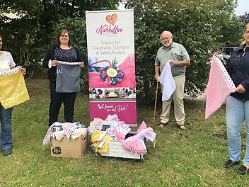 Unser Bild zeigt bei der Übergabe der Stofftüten (von links):   Karolina   Linke, Doreen Seifert, Werner Bergmann und  Susanne Stasunik.