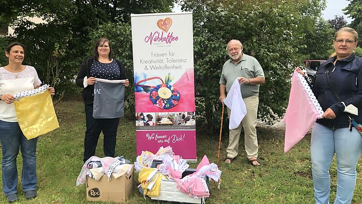 Unser Bild zeigt bei der Übergabe der Stofftüten (von links):   Karolina   Linke, Doreen Seifert, Werner Bergmann und  Susanne Stasunik.