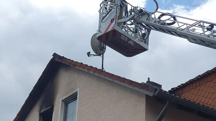 Kreis Lichtenfels: Dachgeschoss-Brand in Wohnhaus - Kriminalpolizei äußert Vermutung