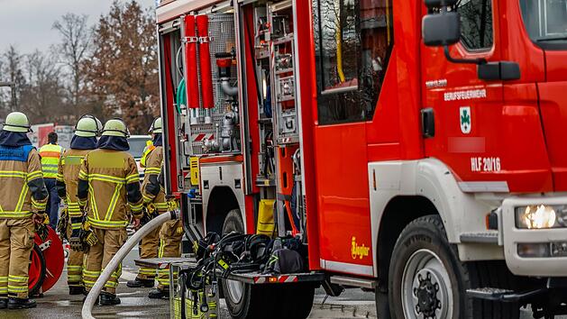 Kreis Kitzingen: Lkw f&auml;ngt auf der A3 Feuer - Autobahn Richtung N&uuml;rnberg komplett gesperrt