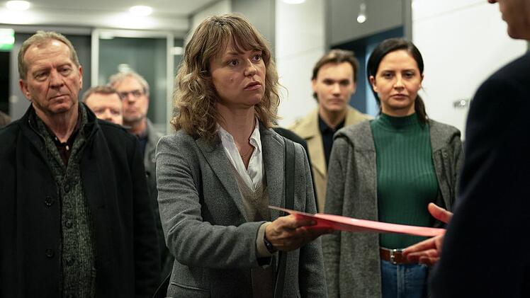 Staatsanwältin Lena Birkwald (Lisa Wagner) händigt Sven Lebert einen Durchsuchungsbefehl für seine Firma aus.