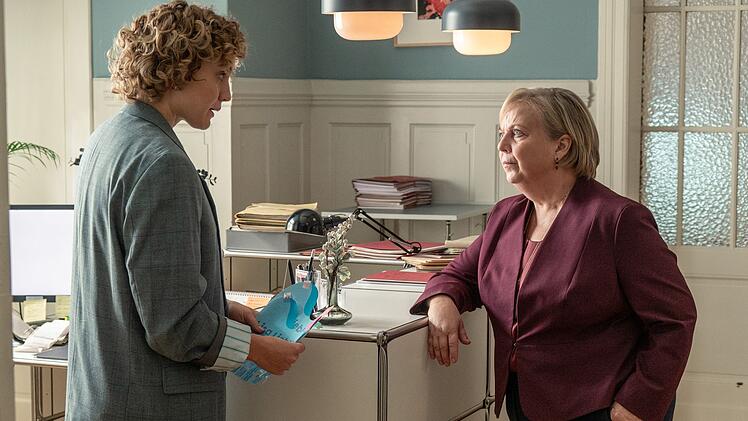 Talia Jahnka (Gabriela Maria Schmeide, rechts) und Lisa Liebling (Luise von Finckh) rasseln mehrfach aneinander, bis Talia entscheidet: Lisa ist jetzt f&uuml;r eine Woche alleine f&uuml;r die Kanzlei verantwortlich, mit allen Konsequenzen.