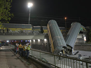 G&uuml;terzug st&uuml;rzt in M&uuml;nchen von Br&uuml;cke