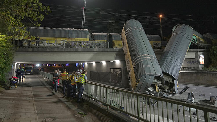 G&uuml;terzug st&uuml;rzt in M&uuml;nchen von Br&uuml;cke