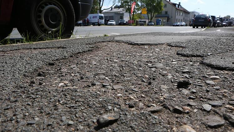 ... auch der Radweg dort leidet. Foto: Matthias Hoch