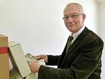 Der scheidende Dekan Otfried Sperl packt in seinem Büro die Umzugskartons. Seinen privaten Wohnsitz hat er innerhalb Bambergs schon gewechselt.  Foto: Marion Krüger-Hundrup