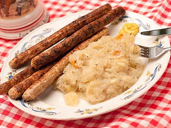 In vielen fränkischen Häusern isst man am Heiligabend traditionell, schlicht und lecker Bratwürste mit Kraut. Foto: Archiv