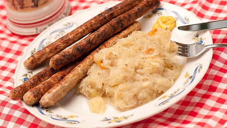 In vielen fränkischen Häusern isst man am Heiligabend traditionell, schlicht und lecker Bratwürste mit Kraut. Foto: Archiv