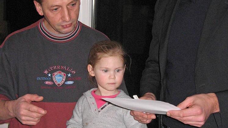 Die Glücksfee bei der Ziehung der Gewinner.