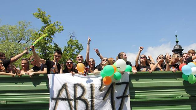 n Feierlaune und mit dem Abi in der Tasche fahren die Jugendlichen durch die Stadt  Foto: Franziska Beetz