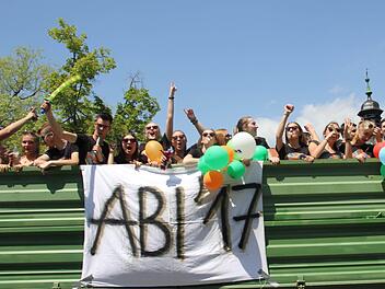 n Feierlaune und mit dem Abi in der Tasche fahren die Jugendlichen durch die Stadt  Foto: Franziska Beetz