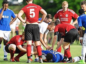 Stefan Rubner (am Boden), Spielertrainer des FC Wichsenstein, verletzte sich in der 18. Minute schwer, blieb minutenlang auf dem Rasen liegen und musste ausgewechselt werden.