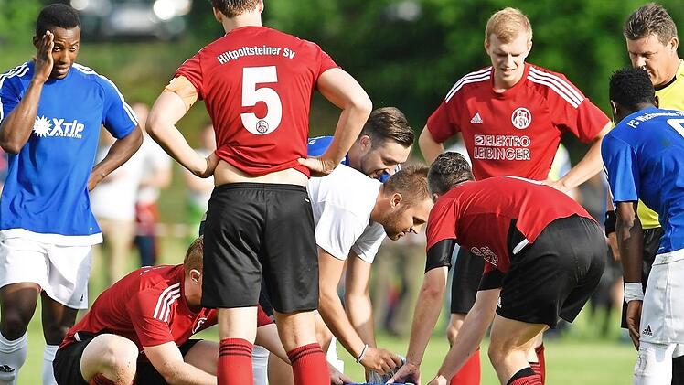Stefan Rubner (am Boden), Spielertrainer des FC Wichsenstein, verletzte sich in der 18. Minute schwer, blieb minutenlang auf dem Rasen liegen und musste ausgewechselt werden.