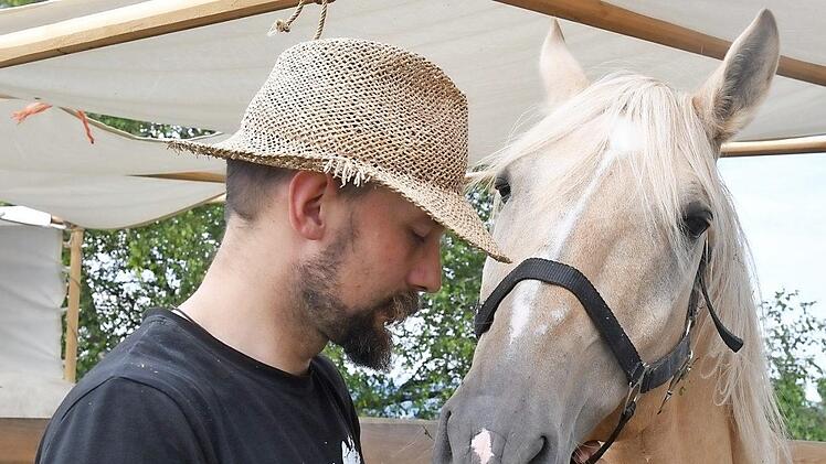 Der Ritter (noch ohne Rüstung) und sein Ross: Arne Koets mit seinem Hengst Sultan. Foto: Ronald Rinklef