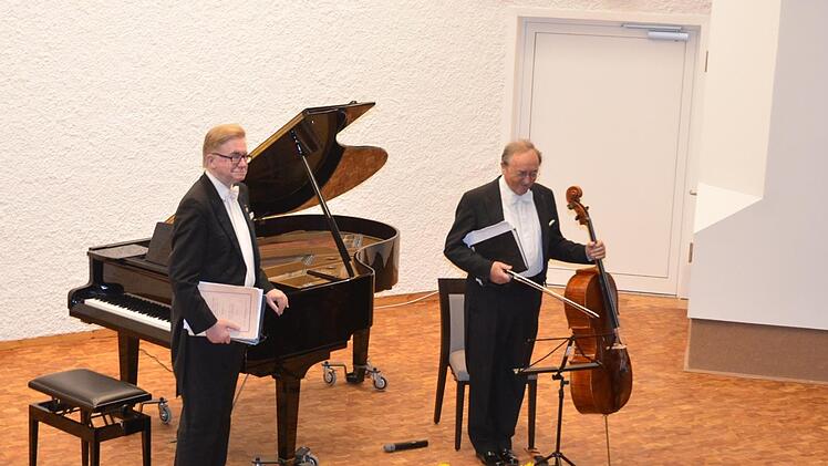 Der Pianist Hans-Dieter Bauer und der Cellist Karlheinz Busch zogen ihr Publikum im renovierten Rathaussaal in Bann.Foto: Rainer Lutz