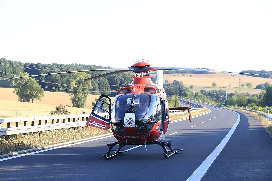 Schwerer Unfall auf A73: Cabrio überschlagen - zwei Menschen schwer verletzt
