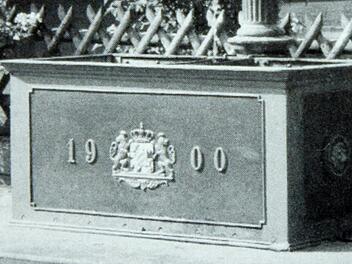Diese historische Aufnahme zeigt den Sockel mit Jahreszahl des Dorfbrunnens, den Ignaz Bing den Streitbergern schenkte.Archiv