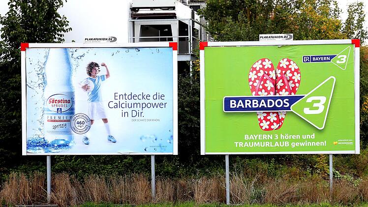 Die Sockel der beiden Werbetafeln am südlichen Ortsausgang von Maßbach sind  um einiges höher als in der Baugenehmigung erlaubt. Der Marktgemeinderat,  der schon immer gegen die beiden Tafeln war, stimmte dieser Veränderung  nicht zu. Dieter Britz