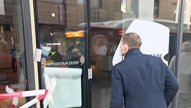 Erlangens B&uuml;rgermeister J&ouml;rg Volleth schaut in das gemeinsame Impfzentrum der Stadt Erlangen und des Landkreises. Die Handwerker liegen in den letzten Z&uuml;gen.  Fotos: Michael Busch