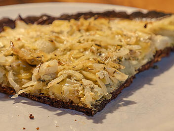 Zwiebelkuchen gelingt mit Kastanienmehl ganz einfach mit ganz d&uuml;nnem und feinem Boden.