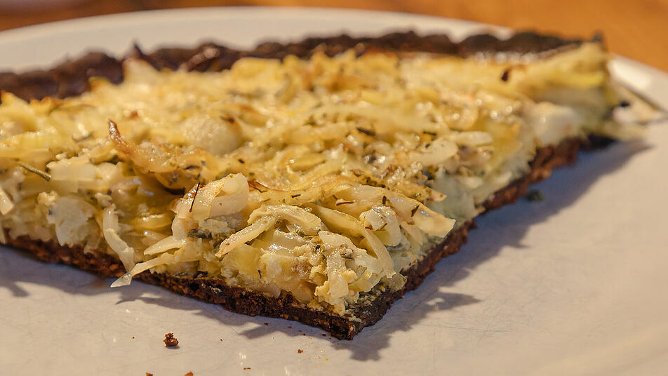 Zwiebelkuchen gelingt mit Kastanienmehl ganz einfach mit ganz d&uuml;nnem und feinem Boden.