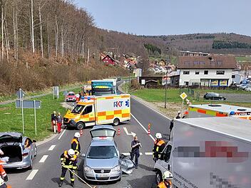 Vier Verletzte sind die Bilanz eines Verkehrsunfalls am frühen Mittwochnachmittag an der Kreuzung in der Kissinger Straße in Bad Brückenau auf Höhe des Autohauses Löhmer. Foto: Michael Krug, Feuerwehr Bad Brückenau