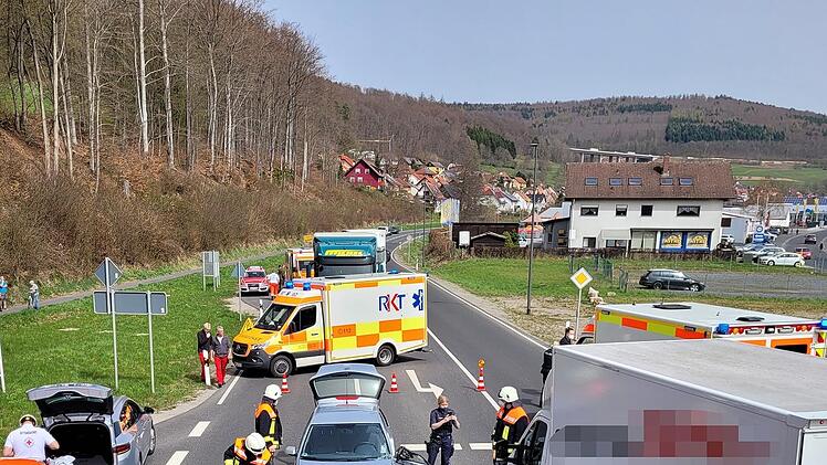 Vier Verletzte sind die Bilanz eines Verkehrsunfalls am frühen Mittwochnachmittag an der Kreuzung in der Kissinger Straße in Bad Brückenau auf Höhe des Autohauses Löhmer. Foto: Michael Krug, Feuerwehr Bad Brückenau
