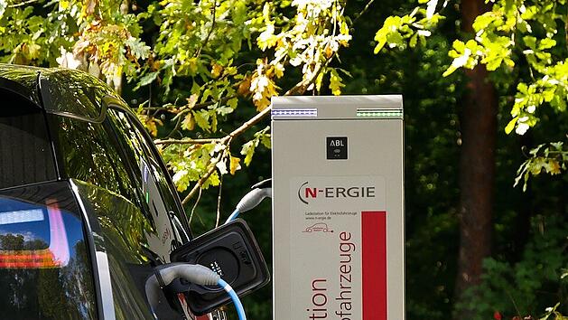 Ein E-Auto zu laden ist günstiger als Verbrenner aufzutanken.