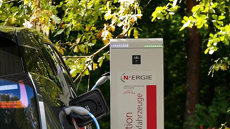 Ein E-Auto zu laden ist günstiger als Verbrenner aufzutanken.
