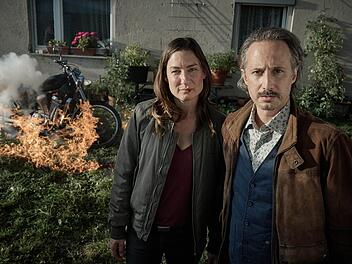 In "Der Rote Wolf. Ein Krimi aus Passau" ermitteln Frederike Bader (Marie Leuenberger) und Ferdinand Zankl (Michael Ostrowksi) über weite Strecken getrennt.
