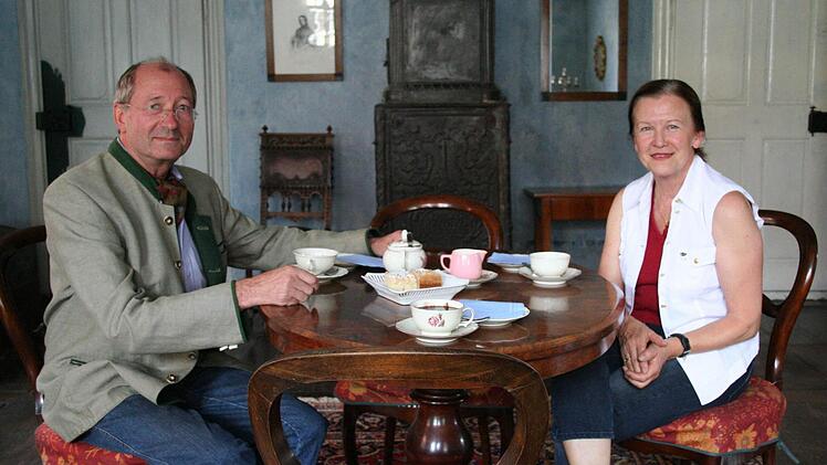 Horst Hermannsen und seine Frau Edith trinken Kaffee im Salon im Obergeschoss des Hauses. Im Hintergrund ist der Ofen aus der Markgrafenzeit zu sehen.
