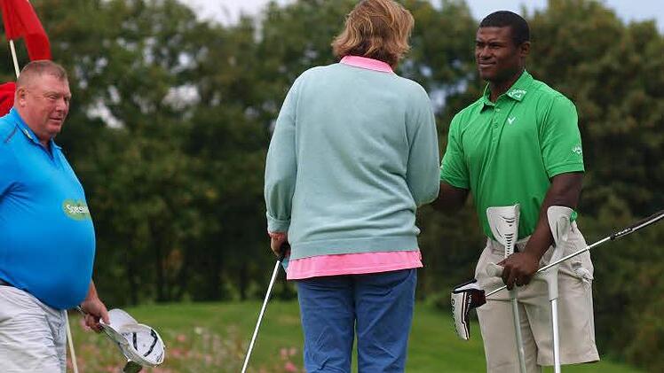 Versetzte die Zuschauer ins Staunen: Manuel De Los Santos spielte am ersten Tag der Bayerischen Meisterschaften für Golfer mit Behinderung auf dem Par-72-Kurs in Maria Bildhausen eine 75er-Runde.  Fotos: Anton Then