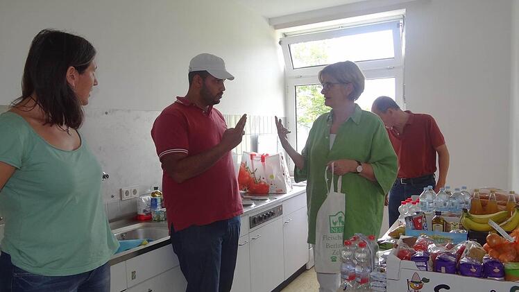 Wer kein Arabisch kann, spricht mit den syrischen Menschen mit Hand und Fuß. Bei Sabine Klüpfel (rechts) und Katrin Ruppert (links) klappt das wunderbar.