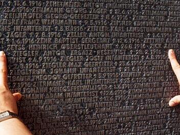 Die Tafel mit dem Namen von Anton Ziegler und seinem Sterbedatum. Foto: Beatrix Lieb