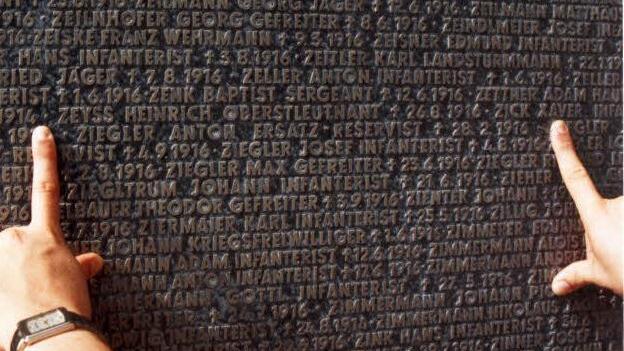Die Tafel mit dem Namen von Anton Ziegler und seinem Sterbedatum. Foto: Beatrix Lieb